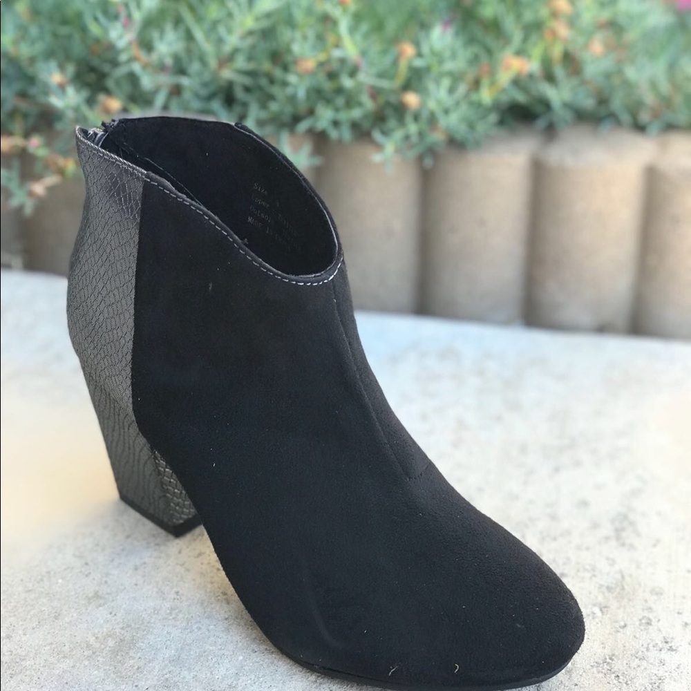 Ladies chunky heels booties back snake skin silver